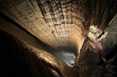 英探险者探秘中国1026米深洞穴 被景象震惊

