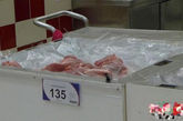 瘦肉和排骨一个价格135铢一公斤， 100人民币可以买3.5公斤。