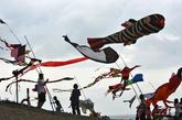 一场以风之舞为主题的台湾北海岸风筝节在台湾北部的新北市白沙湾拉开帷幕。吸引众多风筝爱好者来参加。