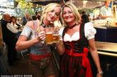 慕尼黑啤酒节正在火热的进行中，这一饕餮盛宴吸引了许多旅客，美女们将自己进行人体彩绘为啤酒节助兴，同时也成为一大亮点。