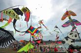 一场以风之舞为主题的台湾北海岸风筝节在台湾北部的新北市白沙湾拉开帷幕。吸引众多风筝爱好者来参加。