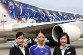 日本空姐为球迷服务：2006年6月1日，三位年轻的日本乘务员出现在东京的羽田机场；在她们的身后，是涂装着23名日本国家队球员的波音747-400客机。按照计划，这批飞机将从6月2日开始，源源不断的运送日本球迷前往德国，为他们征战世界杯的国家队呐喊助威。