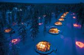 在芬兰有这样一家非常有特色酒店----Kakslauttanen旅馆，整个旅店的风格打造成小村部落，并拥有25个顶级木屋别墅,冰雪酒店和世界最大的冰雪餐厅(可容纳150人)。村中20个玻璃穹顶客房(Igloo)共有40个床位,专为夜间欣赏北极光和午夜太阳而建,这个地区的灯光很少,极适合观测璀璨的群星和北极光。8 月末到次年的 4 月末是最佳的观测季节。冰雪礼拜堂也是婚礼、蜜月的浪漫去处；冰雪画廊为此地增添了艺术气息。酒店还可以为您安排各种精彩丰富的冰雪运动及夏季户外运动。如果你是个愿意享受自然奇观，又是个用于冒险的人，赶快去芬兰一探究竟吧！
