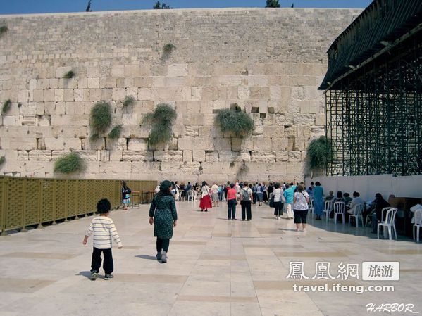 圣地哭墙 犹太人低声祷告哭诉流亡之苦