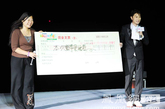 “2011MusicRadio我要上学 1200助学+行动”之“慈善高尔夫联谊赛”分别于9月19日在上海、21日在深圳、22日在北京陆续展开。三地汇聚了各界社会爱心人士，在友好的气氛下切磋高尔夫球技。爱心第一，比赛第二，每位参赛者除了挥杆大显高尔夫技术外，更慷慨解囊献出爱心，一对一资助了多位小朋友。
图为上海活动现场。