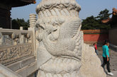台阶两侧的石柱上也都刻的是凤，没有龙，象征着慈禧大权独揽。