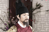 韩石圭所饰演的世宗大王是一个急脾气、多血质、还会模仿民间百姓的粗话的充满人性美的人物。《树大根深》剧照（来源：SBS官网）