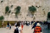 从橄榄山看整个耶路撒冷古城，虽然伊斯兰教的金顶清真寺格外醒目，但也掩盖不住下面“哭墙”的金色之光。这个仅有50米之长，18米之高的墙壁，是犹太教最为神圣的圣地。千百年来，流落在世界各个角落的犹太人回到圣城耶路撒冷时，便会来到这面石墙前低声祷告，哭诉流亡之苦。(摄影：凤凰网旅游 魏佳)