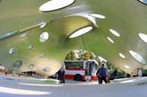 捷克布尔诺，民众经过 "Eye over Brno"公交站，这个公交站点状似“章鱼”，这里都可以成为孩子们的娱乐天堂。
