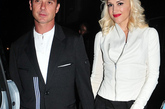 格温·斯蒂芬妮 (Gwen Stefani) 靓丽的白色斜开襟收腰夹克配上黑色直筒裤，强对比的黑白搭不仅很显肤色白皙也极能提升个人气质，配上露趾高跟鞋更为形象时尚度大大加分。