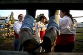 葡萄牙举办女子斗牛，场面激烈让人揪心，可以说是步步惊心。