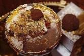 美国纽约市一家餐厅推出一款2.5万美元的巧克力圣代冰激凌，打破最贵甜点吉尼斯世界纪录。这款冰激凌的高脚杯以可食黄金为内膜，底部镶有1克拉白钻的18K黄金饰环。此外，用户吃完可以把饰有钻石的专用金勺带回家。