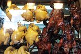 烧味，是香港一绝。最寻常的食物，往往最为考究，在香港，在那些看似简陋的店面里，却往往寻觅到独一无二的好味道。（图文来源：喜琳的博客）