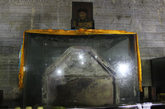 乾隆的棺椁，棺椁与棺材的区别就在于棺椁是两层的，里面的为棺，外面的为椁。
