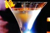 日本东京酒店推出的这款特制钻石马提尼酒每杯售价高达1.6万美元(约合11万元人民币)，堪称“酒中之王”。据悉，每杯酒的杯底都沉有一颗1克拉的钻石，顾客喝完后就可以把钻石带走。