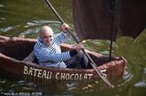 法国巧克力大师乔治·拉尼科近日自制的巧克力船下水。这艘船长3.5米，龙骨全部使用冰糖搭建，除风帆和发动机外，其他部分都是巧克力，非常新奇的做法，原来美食也可以这样夺眼球。
