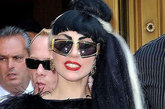 自从上周看到Lady Gaga女士半黑半白“阴阳马尾辫”发型出街，不禁感叹道，马尾辫必定要火啦。马尾要如何才能绑出时尚感来？答案自然有很多种，像紧贴头皮式的溜光马尾，还有前几年风靡的用发丝作为发圈打造的高马尾……今天我们一起来看下最近明星们的各式马尾造型吧。

