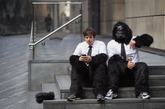 英国伦敦，数百民众身穿大猩猩的服装，筹集善款，参加慈善赛跑。这项一年一度的“大猩猩赛跑”活动旨在保护中部非洲雨林的濒危物种。