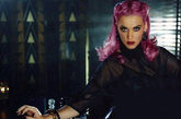 美国女歌手凯蒂佩里一向都是黑发为主，浓密乌黑的卷发是她最常见的发型，这次它颠覆形象一头粉红发显得格外性感妩媚。