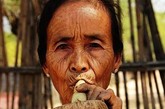 缅甸这个国家，满大街穿裙子的男人和脸上涂抹得白花花的女人，已经够让人“惊艳”的了。更让人觉得诧异的是，这个国家吸烟的，只有女人，在缅甸呆了半个月，要找个抽烟的男人，还真是不容易，我刻意去找了，结果只发现了几个常居于此的华人。这里的男人，找到了比大烟更“刺激”的东西，那就是——嚼槟榔。那普及率是相当相当高的。