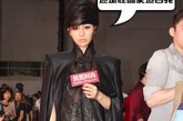 尚雯婕的风格多变，晚上来到山本耀司的新品发布会，一身黑衣亮相很符合她平日的风格。
