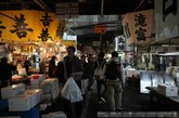 历史：日本人好鱼，从江户时代开始在日本桥一带就形成了规模很大的鱼市场群，在1923年的关东大地震后，由于旧的市场被完全摧毁，渔民商家们就把市场搬到了银座南侧的筑地居留地一带，从此一个全新的市场逐渐成形，也就是今天的筑地市场，现在，这里已经发展成了日本首屈一指的鱼市场，并且这里还有一个功能：全日本鱼价的导向标。鱼在这里不仅是一种食品，也是一种文化。