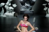 马德里Cibeles时装周：Dolores Cortes 品牌秀场上，各类新式比基尼轮番斗艳，来看看吧。