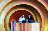 酒店前台：背后巨大的金色装饰突显了阿拉伯人对黄金的狂热崇拜，穿着迥异的工作人员是对迪拜作为现代国际大都市的最佳诠释！
