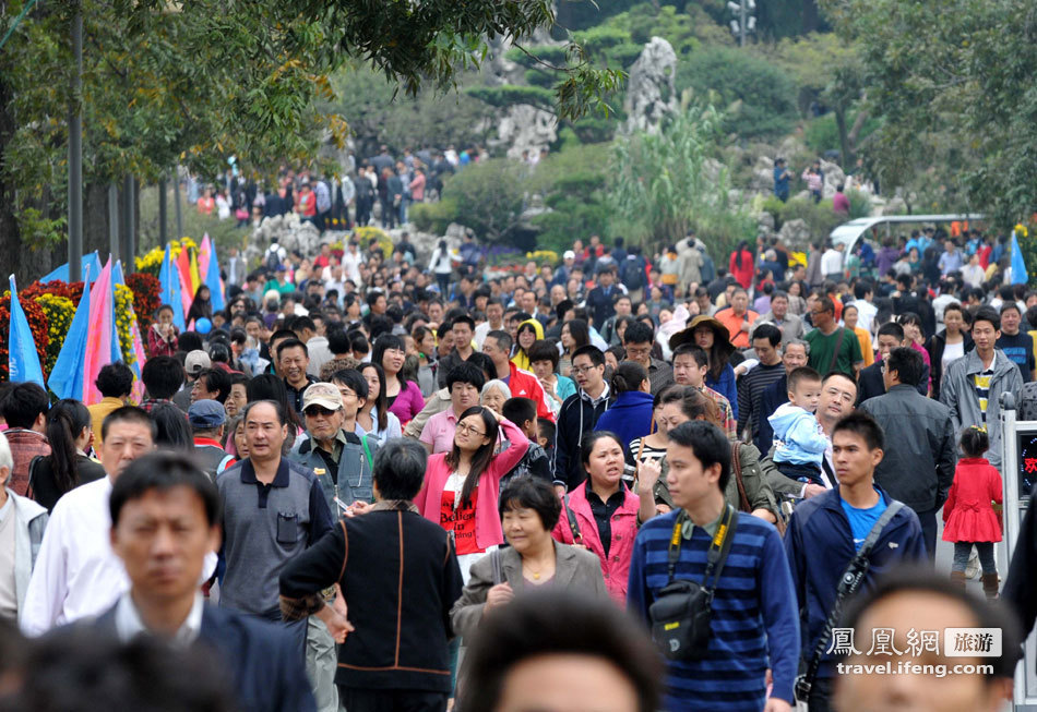 十一首日各地景区人潮相 看景点还是挤人潮