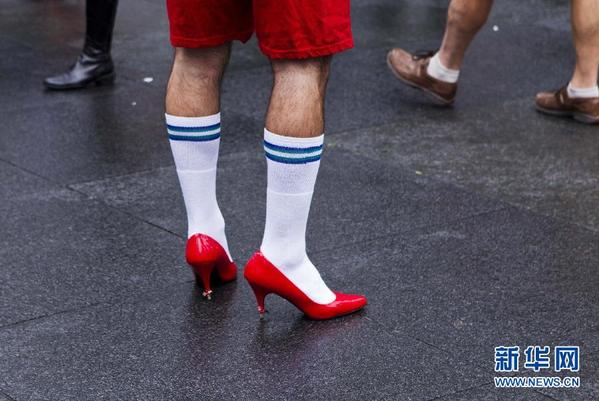 加拿大“穿高跟鞋体验”活动 让男生感受女人的痛