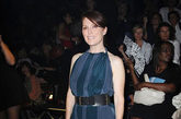朱丽安·摩尔（Julianne Moore）助阵Lanvin专场秀，蓝色套裙高贵优雅。