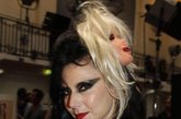 Jean Paul Gaultier秀场后台，Susanne Bartsch戴芭比面具演绎“双面鬼娃”。