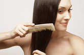 将浓盐水轻轻涂敷头发根部，约5分钟后用清水洗净，每日早晚各1次，连续使用15～20天为1个疗程。此方法不仅可去掉头皮屑，还可防止头发脱落。