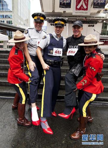 加拿大“穿高跟鞋体验”活动 让男生感受女人的痛