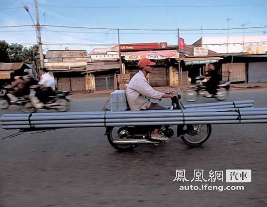 越南马路上的的淡定牛人们