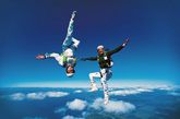 以运动员跳离飞机至打开降落伞之间的自由坠落距离计算成绩。个人高度纪录是一名运动员一次跳伞自由坠落的距离(以米为单位);集体高度纪录是全组成员一次自由坠落的平均距离。一组至少3人。