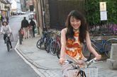 到了吃formal dinner的时间常常有学生穿正装骑自行车赶路