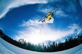 滑雪是运动员把滑雪板装在靴底上在雪地上进行速度、跳跃和滑降的竞赛运动。滑雪板用木材、金属材料和塑料混合制成。高山滑雪由滑降，小回转和大回转（障碍滑雪）组成。高山滑雪混合项目，由上述三个项目组成。人们成站立姿态,手持滑雪杖、足踏滑雪板在雪面上滑行的运动.“立”、“板”、“雪”、“滑”是滑雪运动的关键要素。