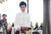 当地时间10月2日，凤凰网时尚编辑在巴黎街头偶遇梅婷，当日梅婷以一身白衬衫搭配黑色裤装裤亮相，尽显成熟女人的知性美。