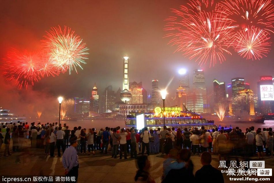 浦江彩船大巡游 火树银花点亮国庆