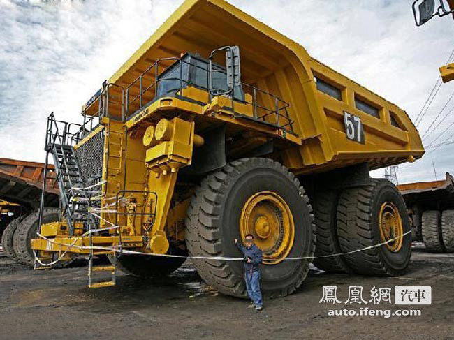 露天煤矿一次购进近百辆巨型卡车
