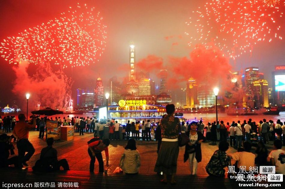 浦江彩船大巡游 火树银花点亮国庆