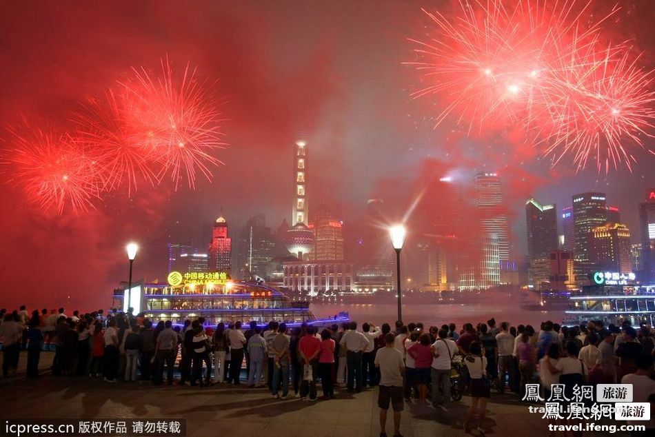 浦江彩船大巡游 火树银花点亮国庆