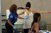 全美机场的安检级别堪称最严，如果扫描显示乘客有异状或乘客拒绝接受扫描，将由同性安检人员执行严格的人工搜身，包括触碰隐私部位，此举引发民众强烈争议。