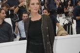 乌玛·瑟曼 (Uma Thurman)身穿优雅的呢子大衣入场，完美的诠释了CHANEL的品牌形象。
