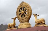 大昭寺是西藏重大佛事活动的中心。五世达赖喇嘛建立“甘丹颇章”政权后，“噶厦”政府的机构便设于寺内，主要集中在庭院上方的两层楼周围。许多重大的政治、宗教活动，如“金瓶掣签”等都在这里进行。