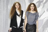 Haya Abu Khadra和Sama Abu Khadra两姐妹学生装扮入场，青春美丽。