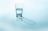 坏习惯六：每天喝不够6杯水。上班一族常常会因工作关系疏忽了喝水，长此下去，膀胱和肾都会受损害。