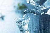 习惯不正确 坏习惯五：不渴不喝水。国内一项调查数据显示，七成人都是发觉渴了才喝水。殊不知当你感到口渴的时候，你的身体至少已经流失了1%的水分。喝水不是为了解渴，而是让其参与新陈代谢，被人体吸收，长时间缺水会增加血液的黏稠度，诱发心脑血管疾病。同时，越不注意喝水，喝水的欲望就会越低，人就会变得越来越“干旱”。所以，不管渴不渴都要及时补水。外出时手里带上一瓶水，随时喝一口；办公室或家里多放上几个水杯，见缝插针，有机会就喝。 