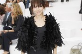 韩国明星宋慧乔，以2011春夏高级成衣系列的羽毛短外套，搭配短装的造型，轻松看秀。